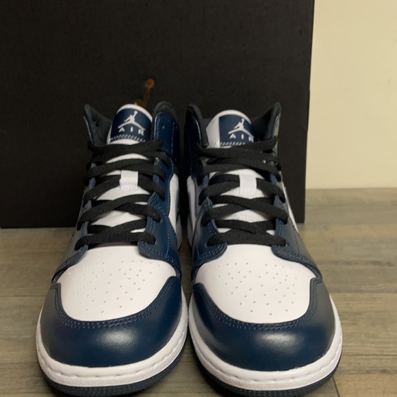 Air Jordan 1 mid GS size 7Y/Women’s size 8.5 White/Navy/Black new with box - Picture 9 of 12